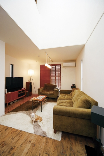 シックで落ち着いた雰囲気のリビング