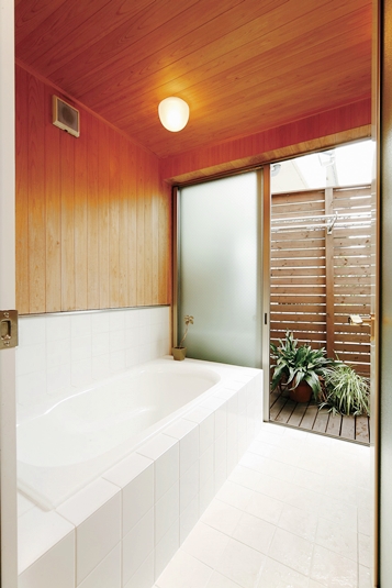 バスコート付でゆったりと癒されるバスルーム