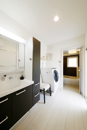 モノトーン系のクールな洗面