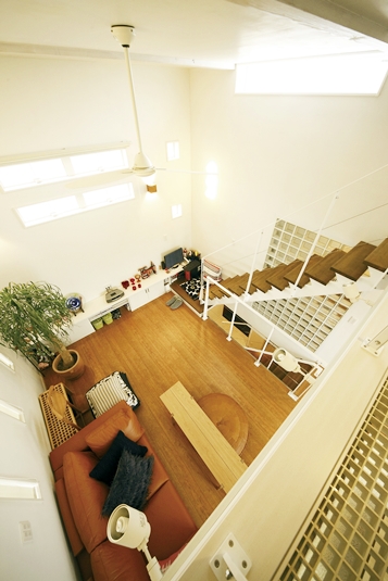 吹き抜けとハイサイドライトで明るい室内