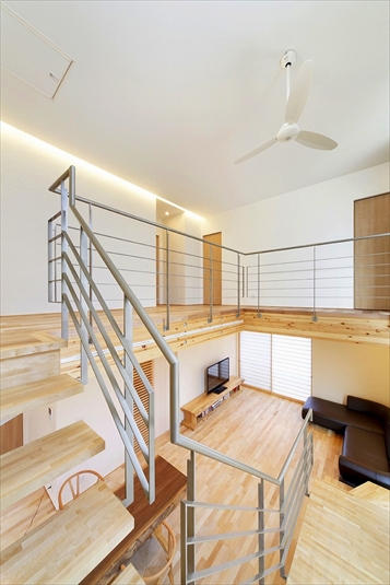 リビングを階段で囲む吹抜け