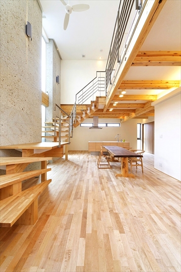 石柱と階段が存在感を示すリビング