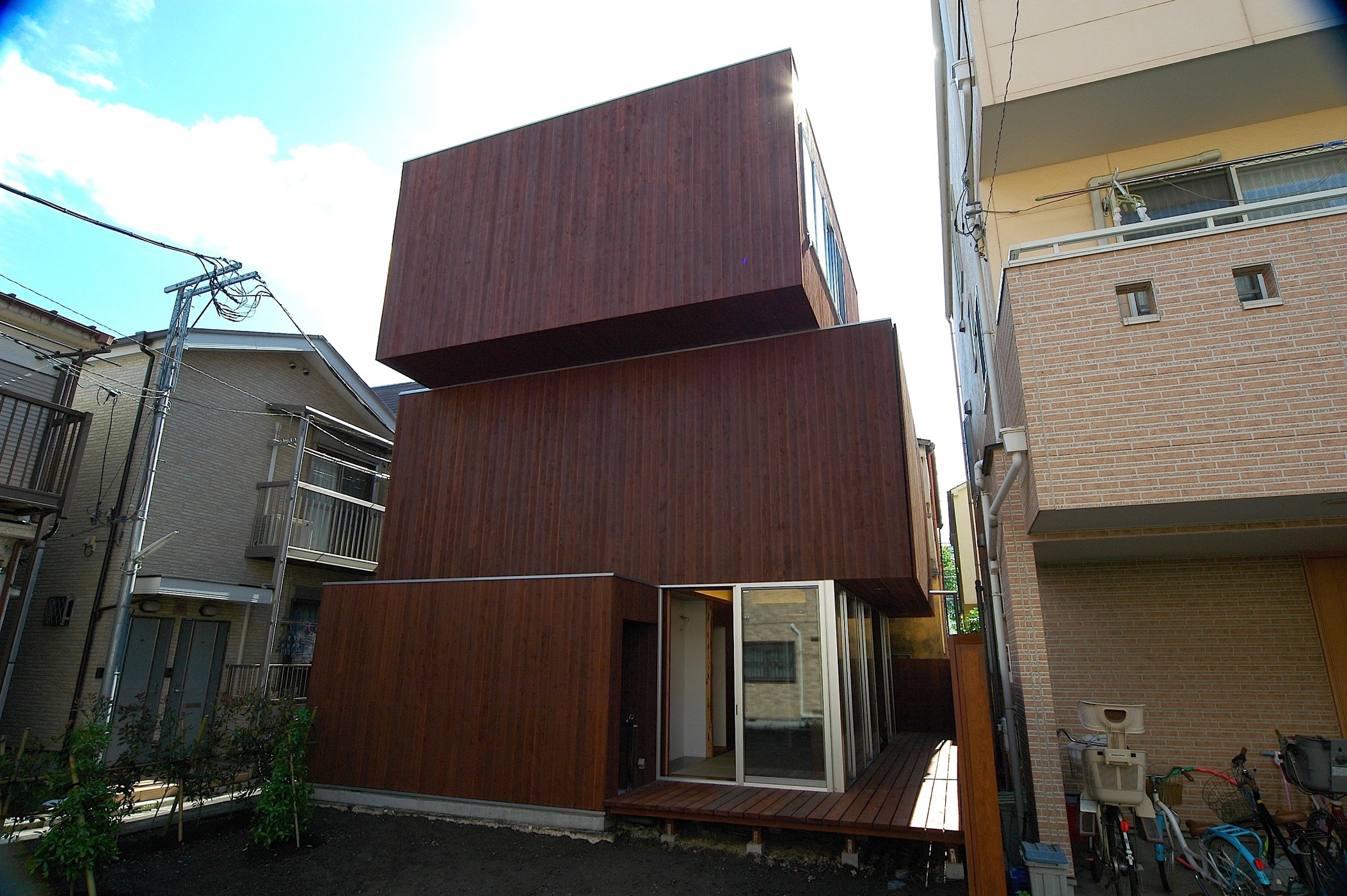 木の箱を積み重ねたような二世帯住宅