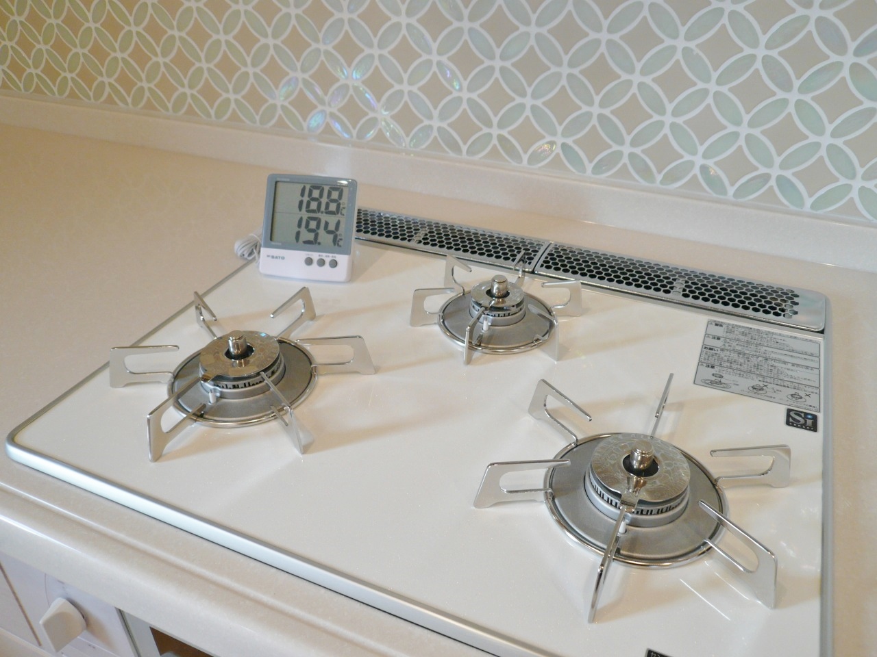 可愛いタイルに、ホワイトトップがお洒落なキッチン