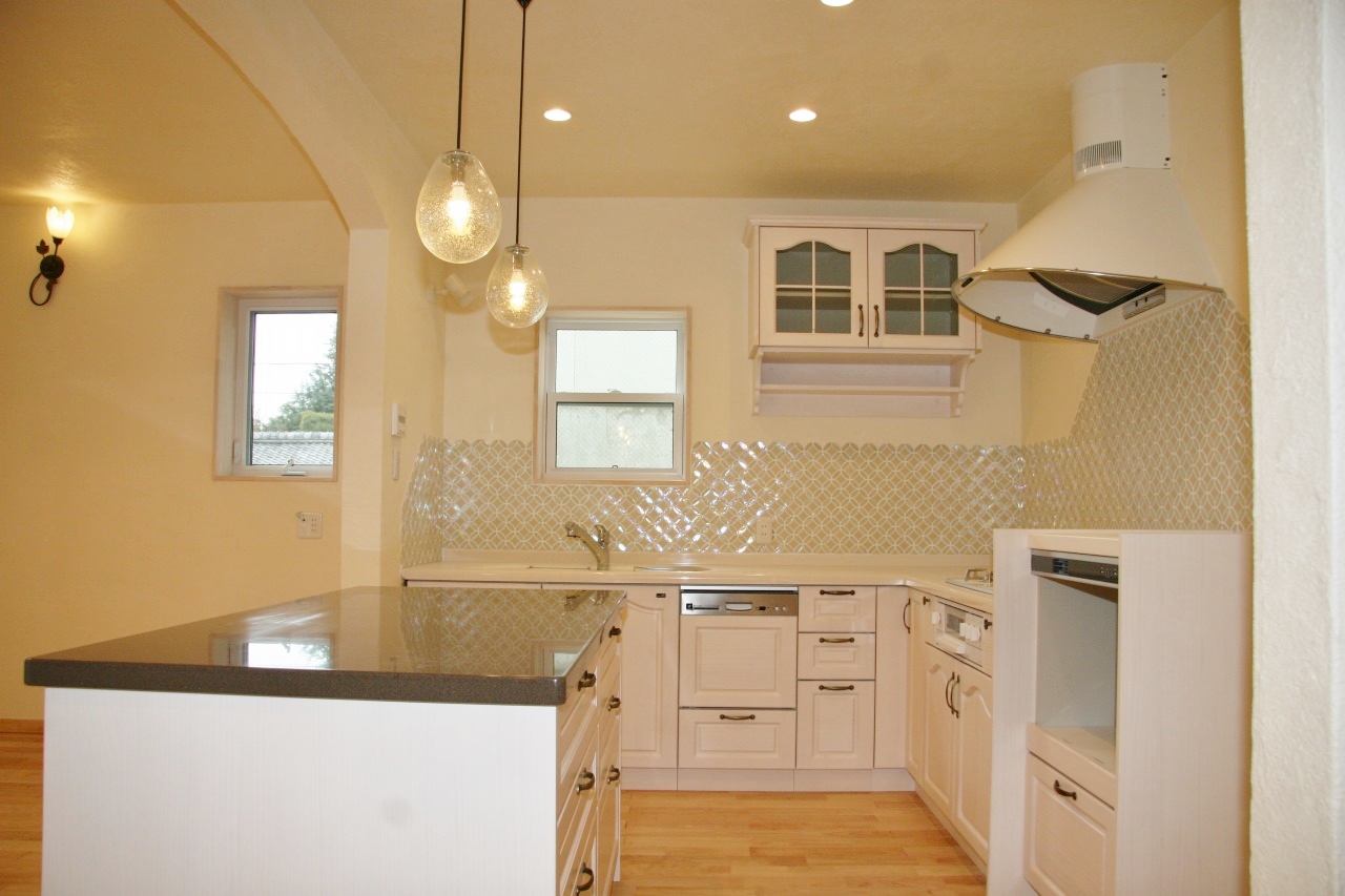 キラキラお洒落なタイルが光るL型キッチンスペース