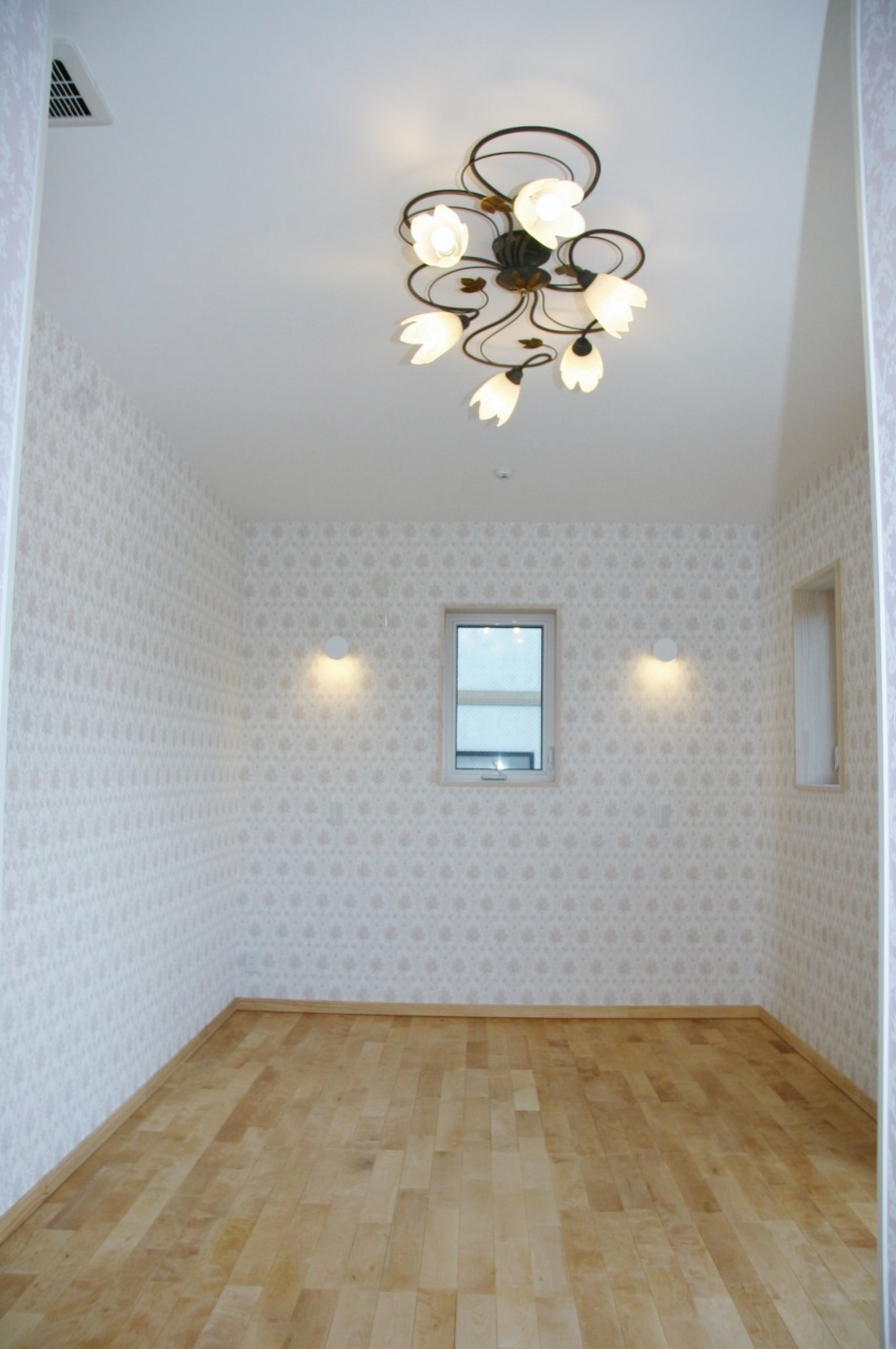 上品な花をモチーフにした照明が主役の部屋