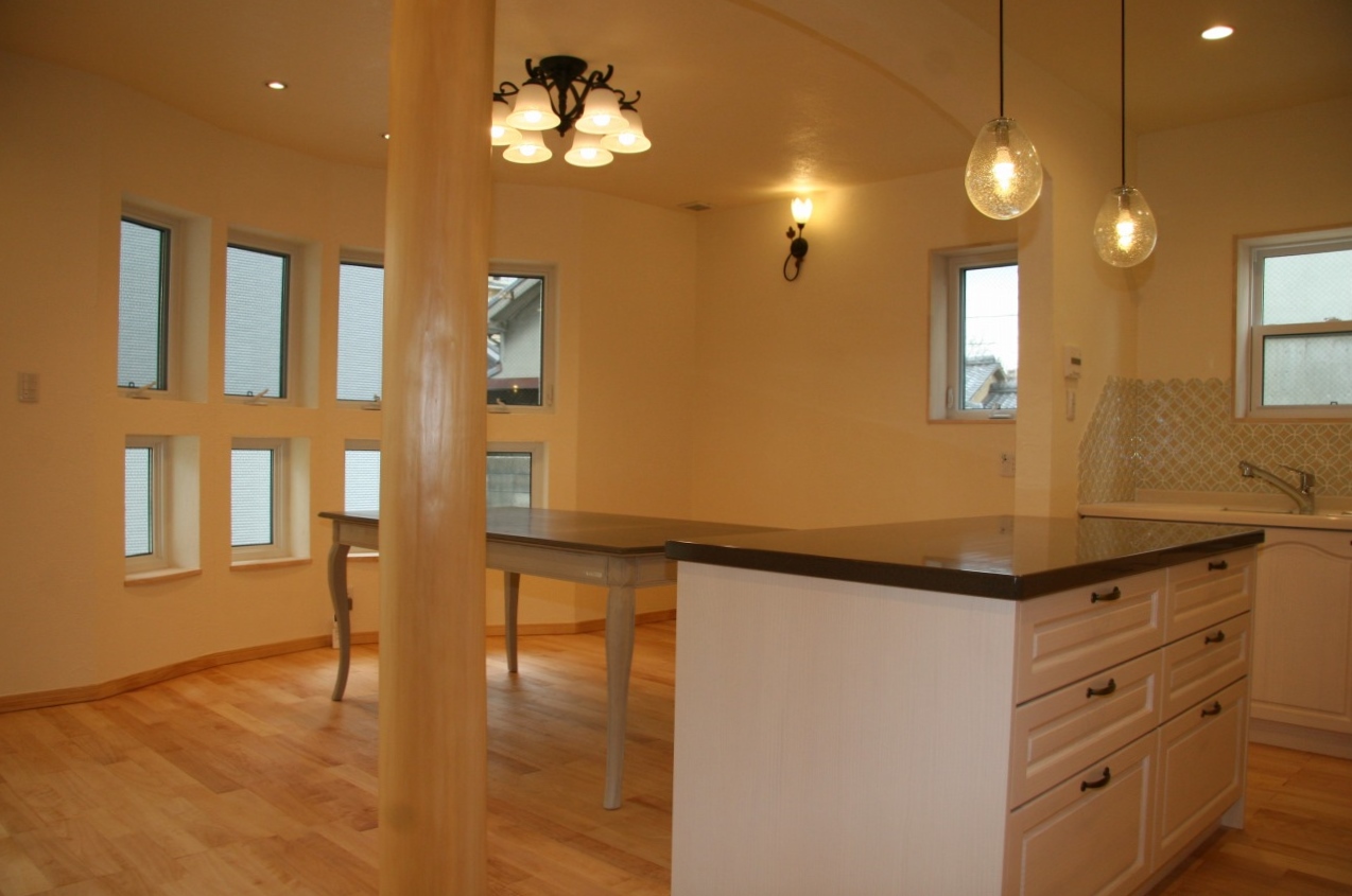 アール壁がお洒落な対面ダイニング空間