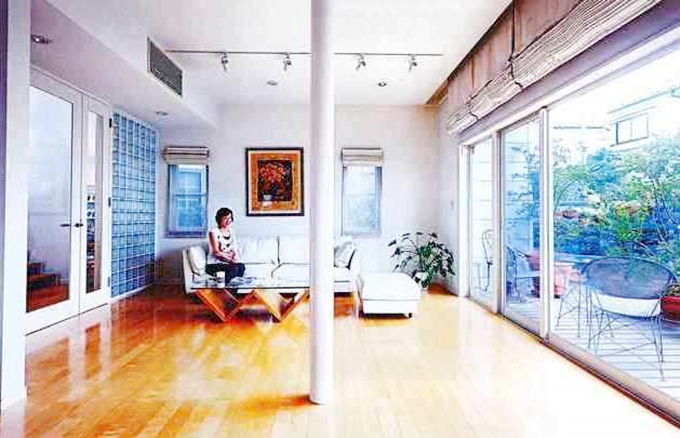 草木を眺めるリビング