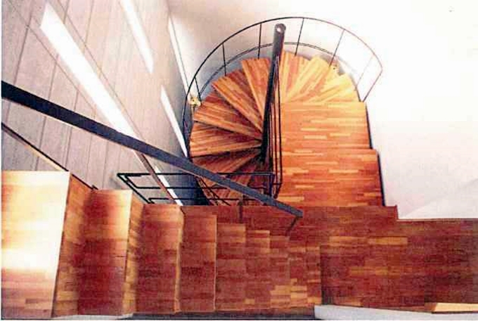 螺旋階段を見下ろす