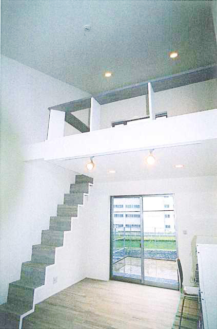 ロフトへのコンパクト木製階段