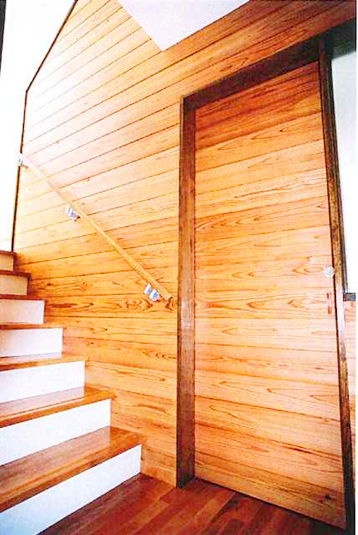 階段壁と引き戸