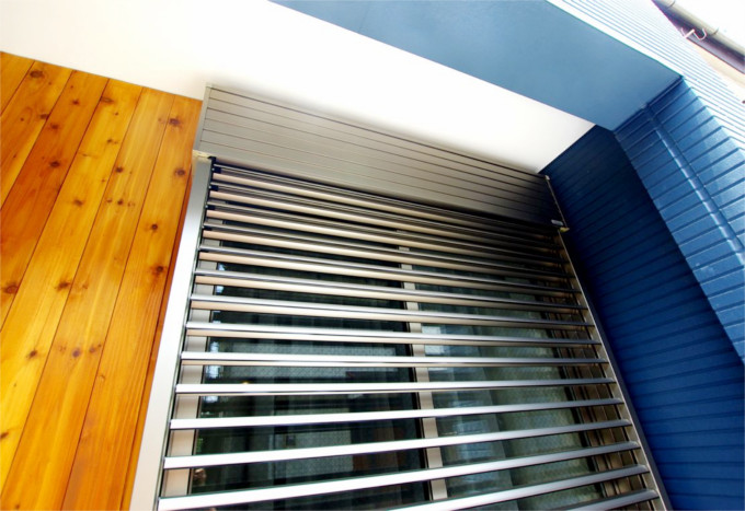 夏の日射を遮るブラインド・シャッター