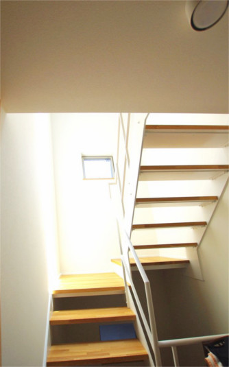 吹き抜け階段から明かりを取り込む