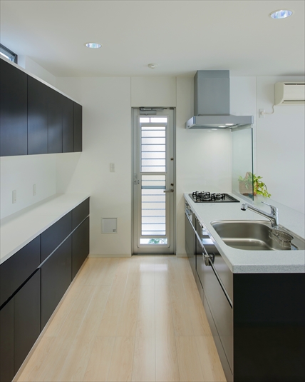 オーダーメイド収納完備のキッチン