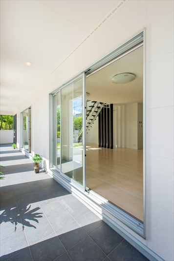 リビングの大きな窓