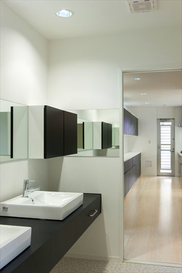 キッチンとつながっているパウダールーム