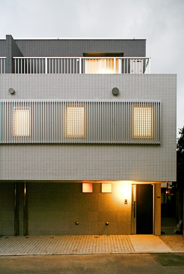 外観04　あたたかな灯りがともる