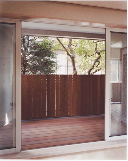 ウッドデッキから眺める自然の緑