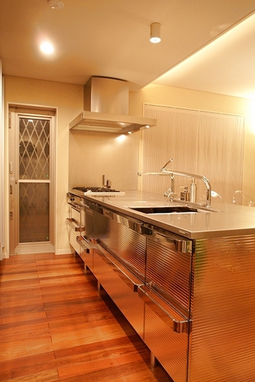 キッチン01　メタリックでモダンな印象