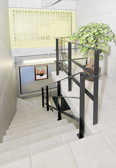 黒い手摺が設置された階段