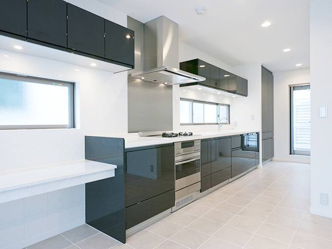 モノトーンがモダンなキッチン