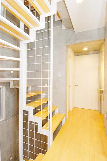 上階に続くらせん階段