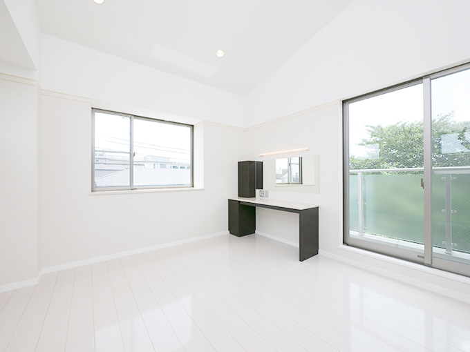 作り付けの机がある洋室
