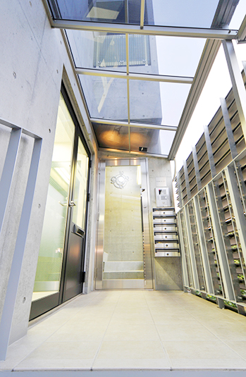 上からの採光を確保した玄関スペース