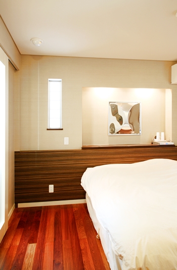 寝室　ニッチには間接照明