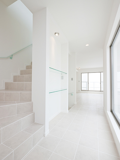 階段脇作り付けの飾り棚