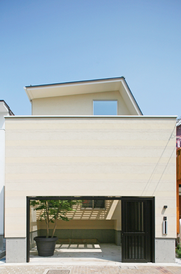 玄関へと続く外門