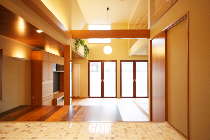 キッチンにも届くリビングからの光