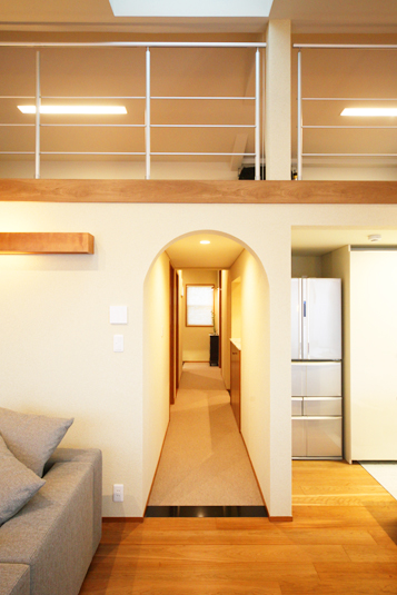 壁をアーチ型にくりぬいたような入り口