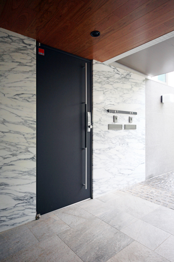 重厚感あふれる玄関