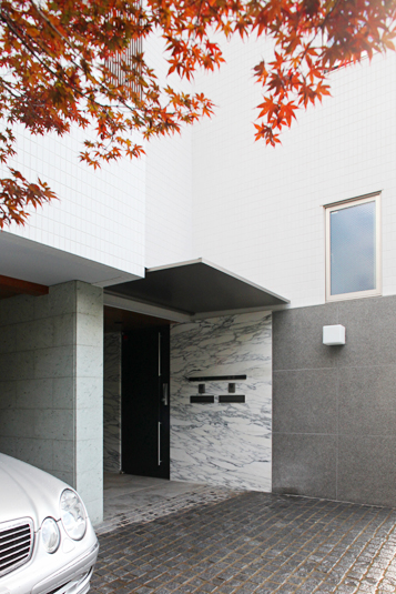 石畳と大理石調がモダンな玄関アプローチ