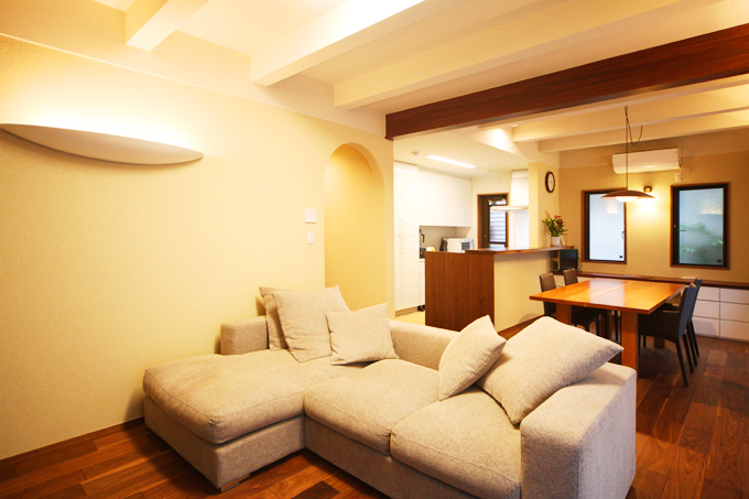 オーク調の床とライトの明かりがあたたかいリビング