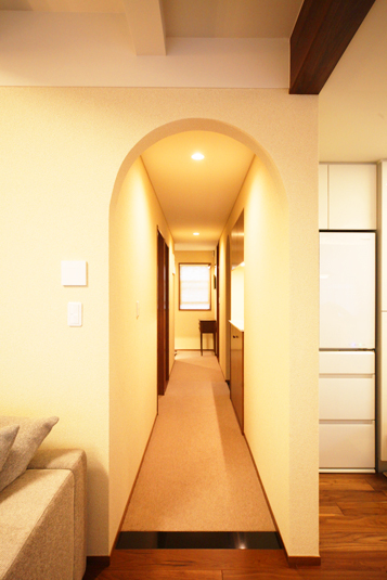アーチ型があたたかい玄関へと続く廊下