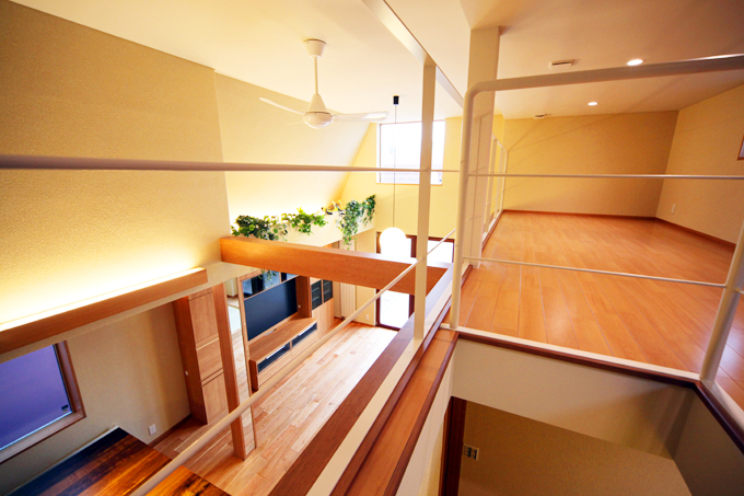 吹き抜けの天井横にある屋根裏スペース