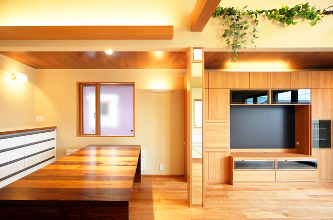 木目が美しいリビングとダイニング