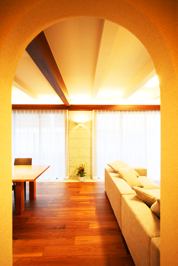 リビングとダイニングの大きな窓がラグジュアリー感を演出