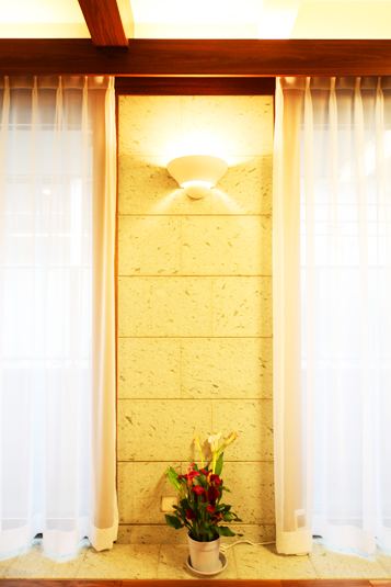 タイル調のリビング壁