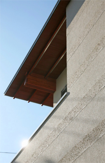 空を切り取るシャープなフォルム