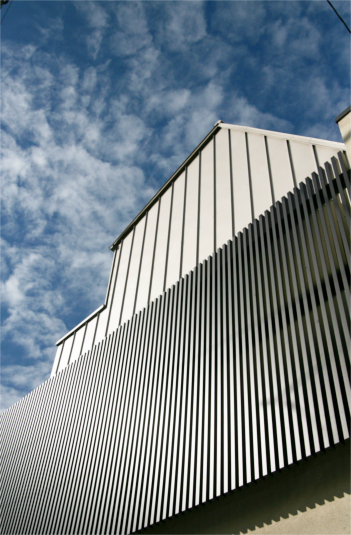 空へとそびえるシンボリックな外観