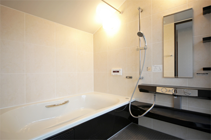 モノトーンでまとめたシックな浴室