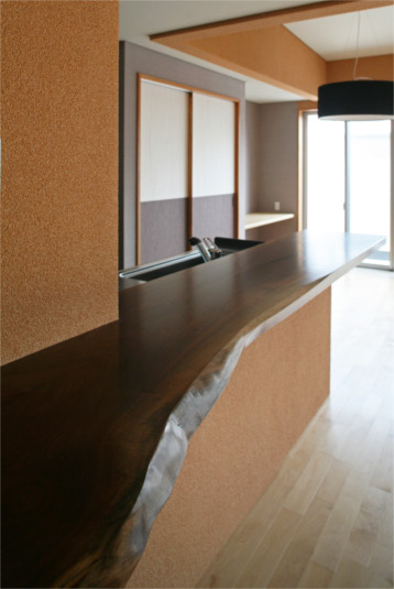 キッチンには温かみのある原木のカウンター