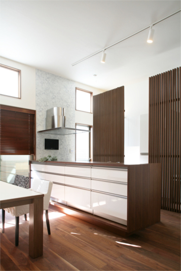 ブラウンを基調としたスタイリッシュで落ち着きあるキッチン