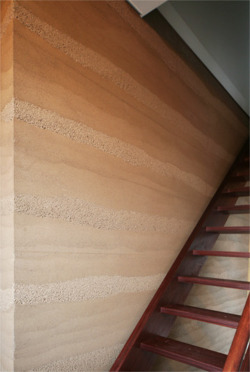 ナチュラルな壁と木の階段がベストマッチ