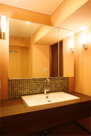 木目とタイルの組み合わせがナチュラルで温かみのある洗面スペース