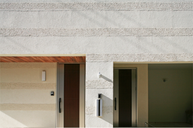 色合いで分けた２つの入口