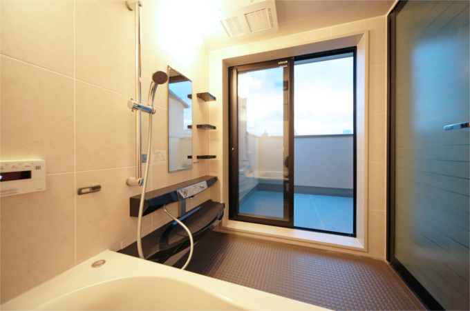 バルコニーへと続く開放的な浴室